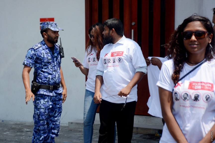 މާޗް 28، 2017: ރާއްޖެ ޓީވީގެ ނޫސްވެރިޔާ މުހައްމަދު ވިސާމްގެ މައްޗަށް ދައުލަތުން ކޮއްފައިވާ ދައުވާއަށް ހުކުންކުރުން: ކޯޓުން ވަނީ ދައުވާ ސާބިތުނުވާކަމަށް ހުކުން ކޮއްފައި -- ސަން ފޮޓޯ/ ފަޔާޒު މޫސާ