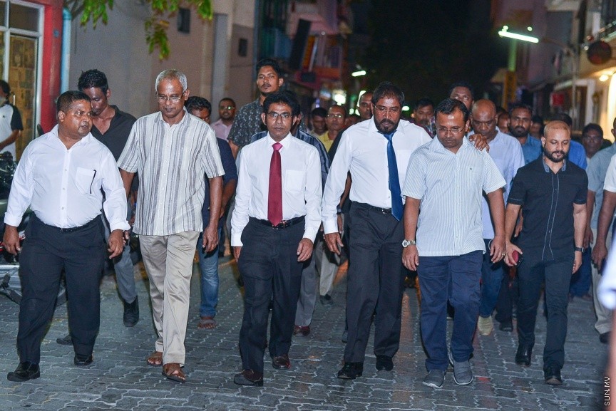 29 މާޗް 2017:ގާސިމް ފުލުސް އޮފީހަށް ހާޒިރުވެވަޑައިގަތުމަށްފަހު، އެމަނިކުފާނާއެކު އިދިކޮޅު ފަރާތްތައް ހިންގަވާފައި މ.ކުނޫޒަށް ވަޑައިގަންނަވަނީ ---ސަން ފޮޓޯ/ މުހައްމަދު އަފްރާހް
