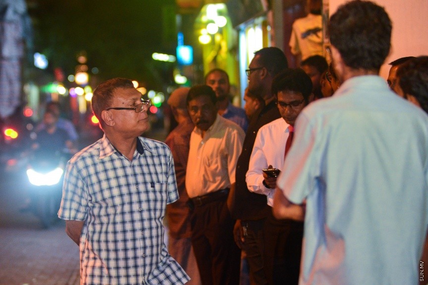 29 މާޗް 2017: ޖުމްހޫރީ ޕާޓީގެ ލީޑަރު ގާސިމް އިބްރާހީމް ފުލުސް އޮފީހަށް ހާޒިރުކުރުން:  ގާސިމް  ފުލުސް އޮފީހަށް ހާޒިރު ކުރުމުން، އިދިކޮޅު ސަޕޯޓަރުން ޖުމްހޫރީ މައިދާނާ ދިމާލު، އެމްއެމްއޭ ކައިރިއަށް އެއްވެފައި---ސަން ފޮޓޯ/ މުހައްމަދު އަފްރާހް
