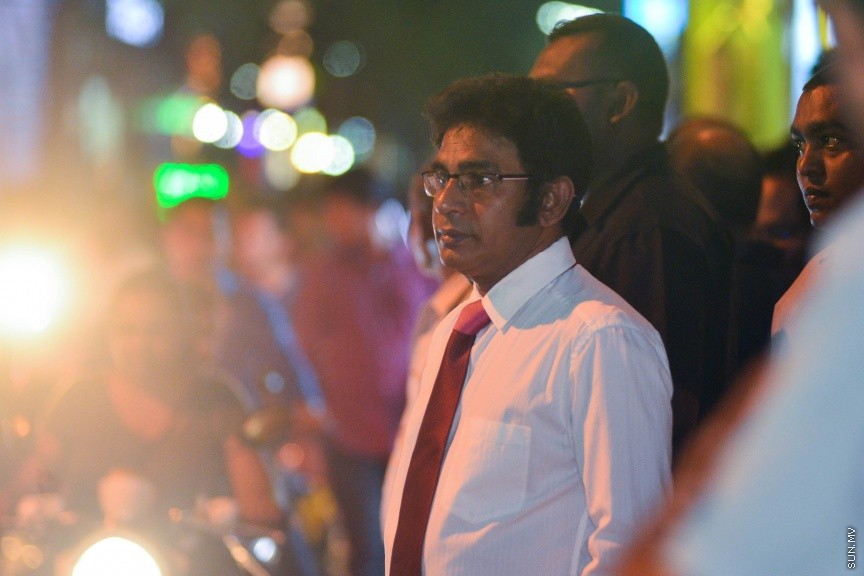 29 މާޗް 2017: ޖުމްހޫރީ ޕާޓީގެ ލީޑަރު ގާސިމް އިބްރާހީމް ފުލުސް އޮފީހަށް ހާޒިރުކުރުން:  ގާސިމް  ފުލުސް އޮފީހަށް ހާޒިރު ކުރުމުން، އިދިކޮޅު ސަޕޯޓަރުން ޖުމްހޫރީ މައިދާނާ ދިމާލު، އެމްއެމްއޭ ކައިރިއަށް އެއްވެފައި---ސަން ފޮޓޯ/ މުހައްމަދު އަފްރާހް
