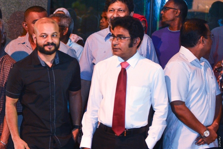 29 މާޗް 2017: ޖުމްހޫރީ ޕާޓީގެ ލީޑަރު ގާސިމް އިބްރާހީމް ފުލުސް އޮފީހަށް ހާޒިރުކުރުން:  ގާސިމް  ފުލުސް އޮފީހަށް ހާޒިރު ކުރުމުން، އިދިކޮޅު ސަޕޯޓަރުން ޖުމްހޫރީ މައިދާނާ ދިމާލު، އެމްއެމްއޭ ކައިރިއަށް އެއްވެފައި---ސަން ފޮޓޯ/ މުހައްމަދު އަފްރާހް