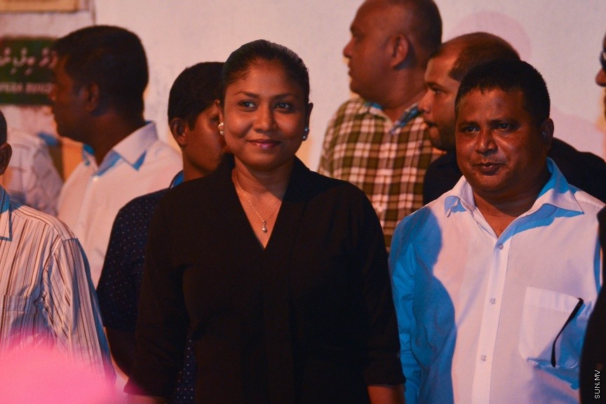 29 މާޗް 2017: ޖުމްހޫރީ ޕާޓީގެ ލީޑަރު ގާސިމް އިބްރާހީމް ފުލުސް އޮފީހަށް ހާޒިރުކުރުން:  ގާސިމް  ފުލުސް އޮފީހަށް ހާޒިރު ކުރުމުން، އިދިކޮޅު ސަޕޯޓަރުން ޖުމްހޫރީ މައިދާނާ ދިމާލު، އެމްއެމްއޭ ކައިރިއަށް އެއްވެފައި---ސަން ފޮޓޯ/ މުހައްމަދު އަފްރާހް