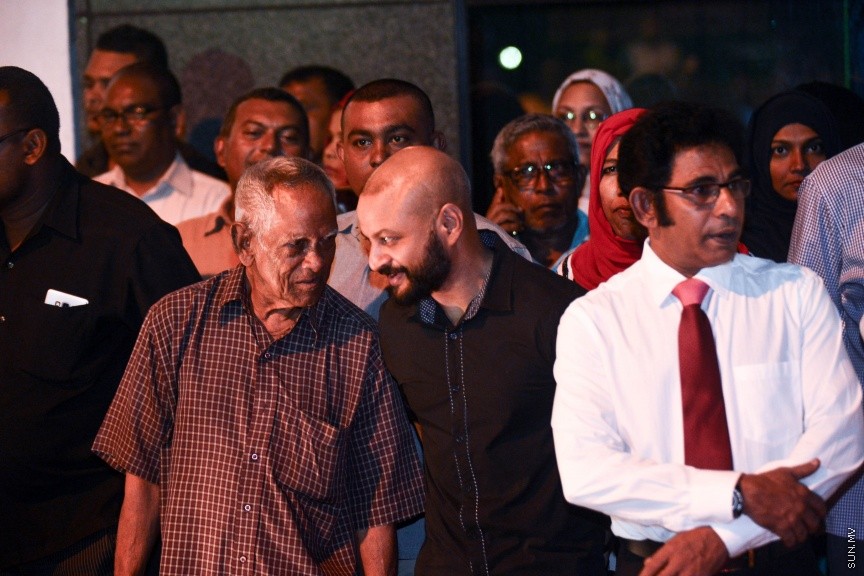 29 މާޗް 2017: ޖުމްހޫރީ ޕާޓީގެ ލީޑަރު ގާސިމް އިބްރާހީމް ފުލުސް އޮފީހަށް ހާޒިރުކުރުން:  ގާސިމް  ފުލުސް އޮފީހަށް ހާޒިރު ކުރުމުން، އިދިކޮޅު ސަޕޯޓަރުން ޖުމްހޫރީ މައިދާނާ ދިމާލު، އެމްއެމްއޭ ކައިރިއަށް އެއްވެފައި---ސަން ފޮޓޯ/ މުހައްމަދު އަފްރާހް