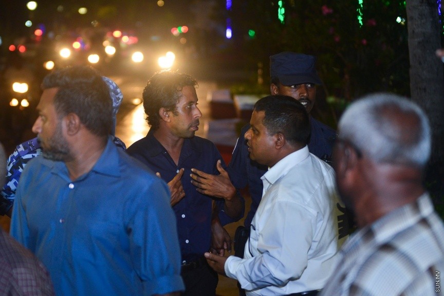 29 މާޗް 2017: ޖުމްހޫރީ ޕާޓީގެ ލީޑަރު ގާސިމް އިބްރާހީމް ފުލުސް އޮފީހަށް ހާޒިރުކުރުން:  ގާސިމް  ފުލުސް އޮފީހަށް ހާޒިރު ކުރުމުން، އިދިކޮޅު ސަޕޯޓަރުން ޖުމްހޫރީ މައިދާނާ ދިމާލު، އެމްއެމްއޭ ކައިރިއަށް އެއްވެފައި---ސަން ފޮޓޯ/ މުހައްމަދު އަފްރާހް