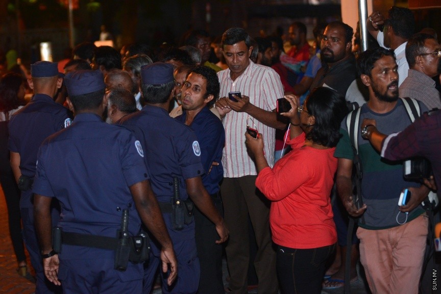 29 މާޗް 2017: ޖުމްހޫރީ ޕާޓީގެ ލީޑަރު ގާސިމް އިބްރާހީމް ފުލުސް އޮފީހަށް ހާޒިރުކުރުން: ގާސިމް ފުލުހަށް ހާޒިރުކުރުމުން އިދިކޮޅު ސަޕޯޓަރުން އެމްއެމްއޭ ސަރަހަށްދައް އެއްވެފައި---ސަން ފޮޓޯ/ މުހައްމަދު އަފްރާހް