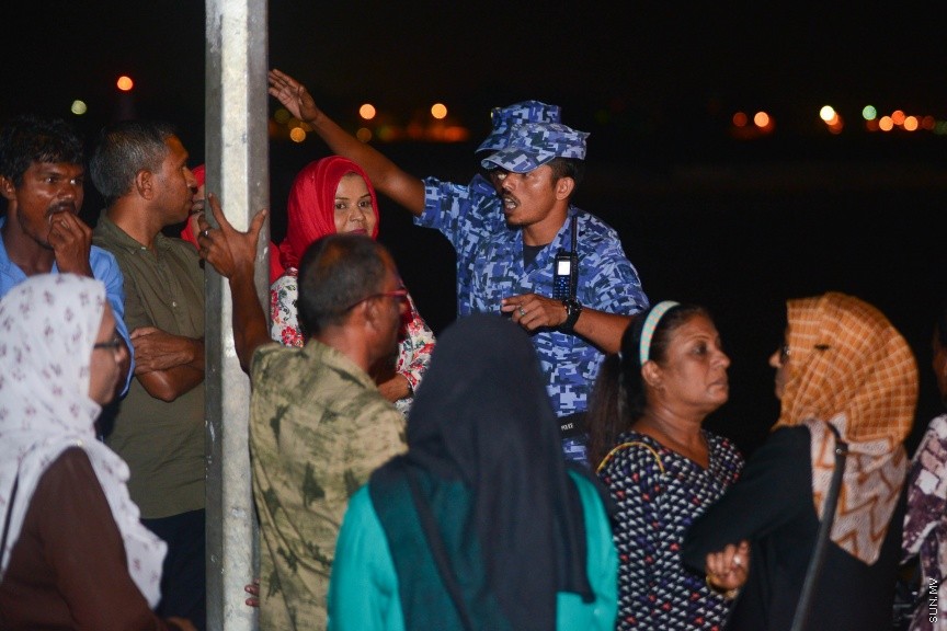 29 މާޗް 2017: ގާސިމް ފުލުހަށް ހާޒިރު ކުރުމުން، އެއްވި މީހުން ދުރަށް ޖެއްސުމަށް ފުލުހުން މަސައްކަތް ކުރަނީ-- ސަން ފޮޓޯ/ މުހައްމަދު އަފްރާހު