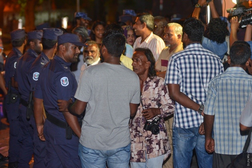 29 މާޗް 2017: ގާސިމް ފުލުހަށް ހާޒިރު ކުރުމުން، އެއްވި މީހުން ދުރަށް ޖެއްސުމަށް ފުލުހުން މަސައްކަތް ކުރަނީ-- ސަން ފޮޓޯ/ މުހައްމަދު އަފްރާހު