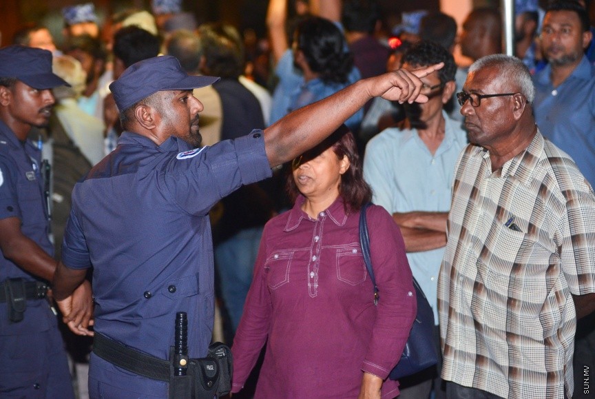 29 މާޗް 2017: ގާސިމް ފުލުހަށް ހާޒިރު ކުރުމުން، އެއްވި މީހުން ދުރަށް ޖެއްސުމަށް ފުލުހުން މަސައްކަތް ކުރަނީ-- ސަން ފޮޓޯ/ މުހައްމަދު އަފްރާހު