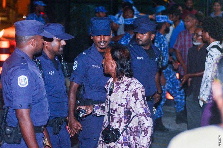 29 މާޗް 2017: ގާސިމް ފުލުހަށް ހާޒިރު ކުރުމުން، އެއްވި މީހުން ދުރަށް ޖެއްސުމަށް ފުލުހުން މަސައްކަތް ކުރަނީ-- ސަން ފޮޓޯ/ މުހައްމަދު އަފްރާހު