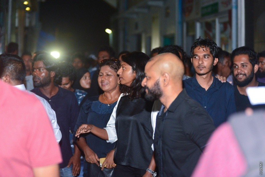29 މާޗް 2017: ޖުމްހޫރީ ޕާޓީގެ ލީޑަރު ގާސިމް އިބްރާހީމް ފުލުސް އޮފީހަށް ހާޒިރުކުރުން: ގާސިމް ފުލުހަށް ހާޒިރުކުރުމުން އިދިކޮޅު ސަޕޯޓަރުން އެމްއެމްއޭ ސަރަހަށްދައް އެއްވެފައި---ސަން ފޮޓޯ/ މުހައްމަދު އަފްރާހް