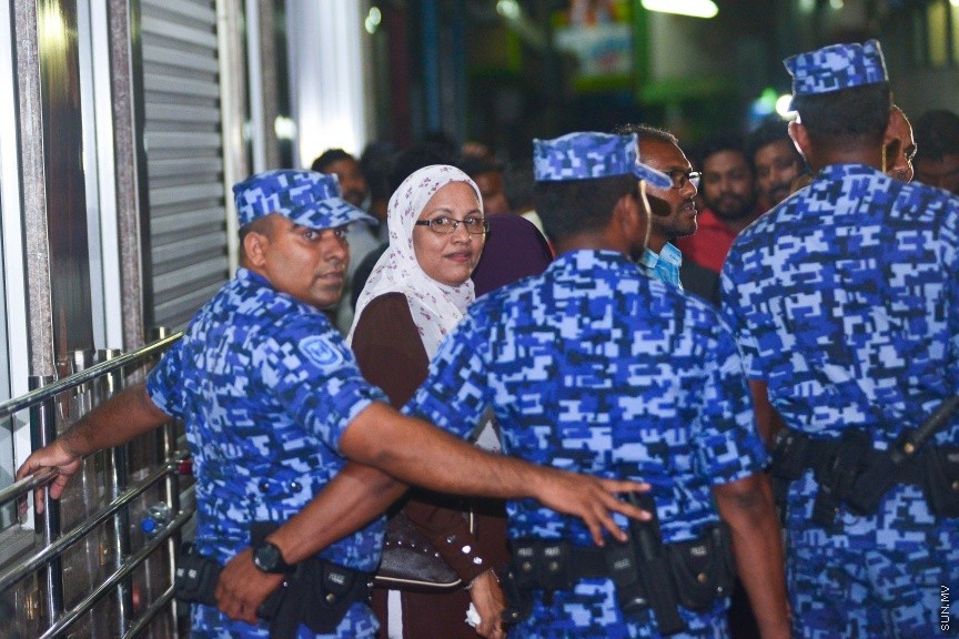 29 މާޗް 2017: ގާސިމް ފުލުހަށް ހާޒިރު ކުރުމުން، އެއްވި މީހުން ދުރަށް ޖެއްސުމަށް ފުލުހުން މަސައްކަތް ކުރަނީ-- ސަން ފޮޓޯ/ މުހައްމަދު އަފްރާހު
