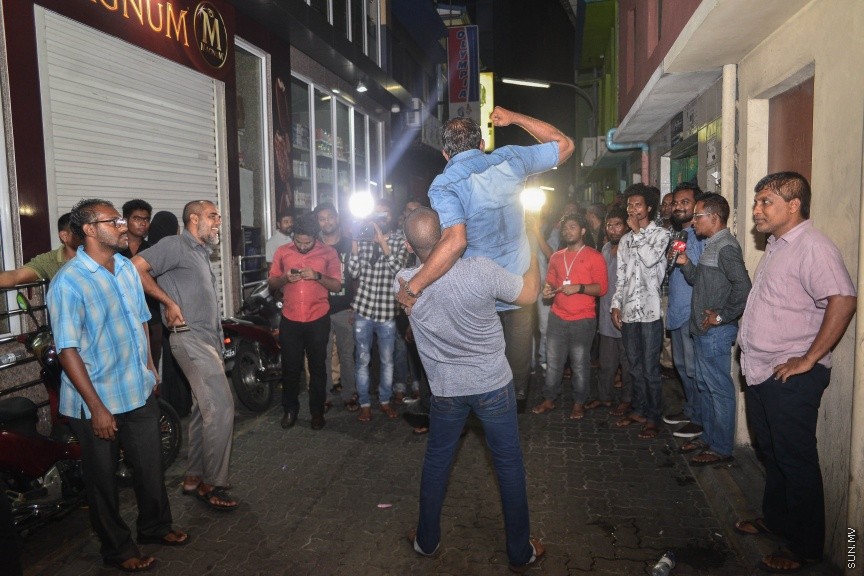 29 މާޗް 2017: ޖުމްހޫރީ ޕާޓީގެ ލީޑަރު ގާސިމް އިބްރާހީމް ފުލުސް އޮފީހަށް ހާޒިރުކުރުން: ގާސިމް ފުލުހަށް ހާޒިރުކުރުމުން އިދިކޮޅު ސަޕޯޓަރުން އެމްއެމްއޭ ސަރަހަށްދައް އެއްވެފައި---ސަން ފޮޓޯ/ މުހައްމަދު އަފްރާހް