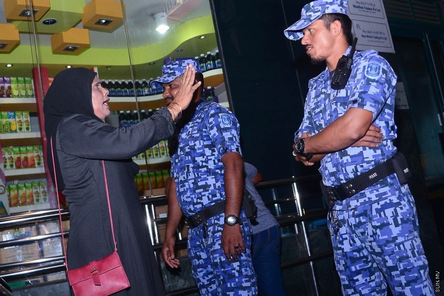 29 މާޗް 2017: ގާސިމް ފުލުހަށް ހާޒިރު ކުރުމުން، އެއްވި މީހުން ދުރަށް ޖެއްސުމަށް ފުލުހުން މަސައްކަތް ކުރަނީ-- ސަން ފޮޓޯ/ މުހައްމަދު އަފްރާހު