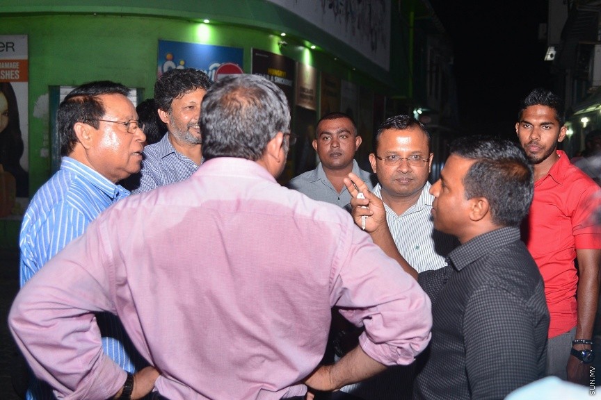 29 މާޗް 2017: ޖުމްހޫރީ ޕާޓީގެ ލީޑަރު ގާސިމް އިބްރާހީމް ފުލުސް އޮފީހަށް ހާޒިރުކުރުން: ގާސިމް ފުލުހަށް ހާޒިރުކުރުމުން އިދިކޮޅު ސަޕޯޓަރުން އެމްއެމްއޭ ސަރަހަށްދައް އެއްވެފައި---ސަން ފޮޓޯ/ މުހައްމަދު އަފްރާހް