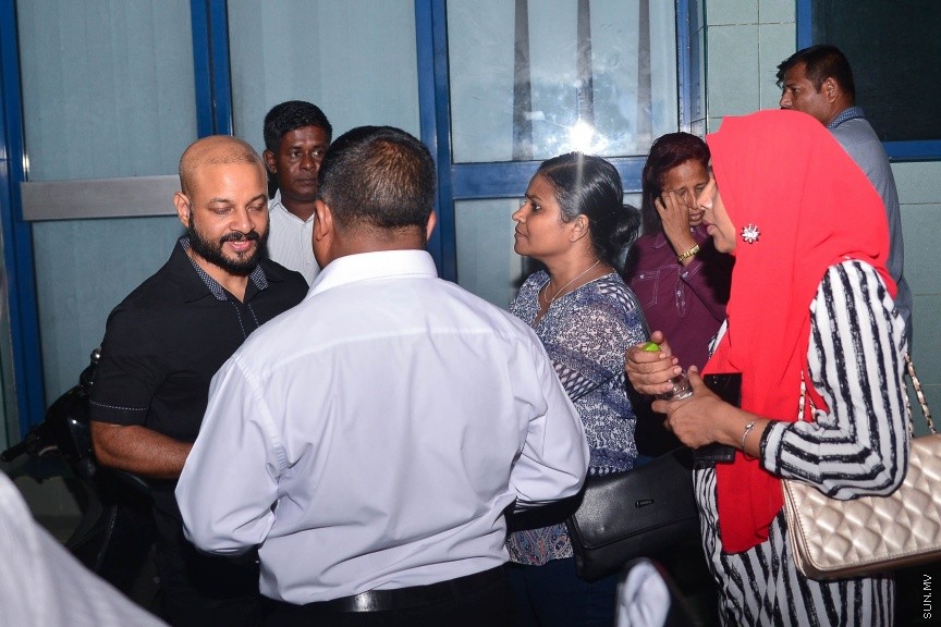 29 މާޗް 2017: ޖުމްހޫރީ ޕާޓީގެ ލީޑަރު ގާސިމް އިބްރާހީމް ފުލުސް އޮފީހަށް ހާޒިރުކުރުން: ގާސިމް ފުލުހަށް ހާޒިރުކުރުމުން އިދިކޮޅު ސަޕޯޓަރުން އެމްއެމްއޭ ސަރަހަށްދައް އެއްވެފައި---ސަން ފޮޓޯ/ މުހައްމަދު އަފްރާހް