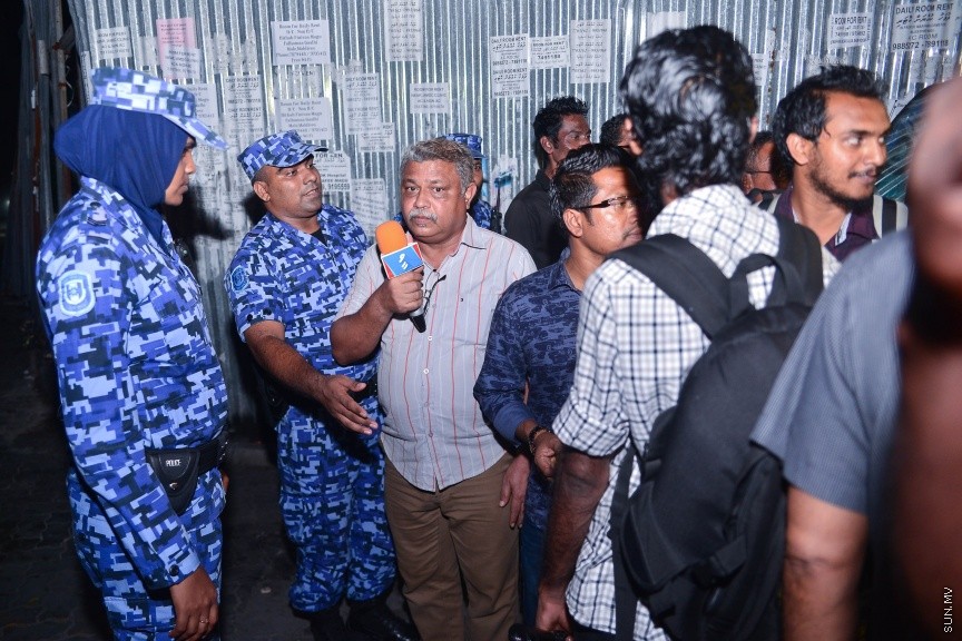 29 މާޗް 2017: ގާސިމް ފުލުހަށް ހާޒިރު ކުރުމުން، އެއްވި މީހުން ދުރަށް ޖެއްސުމަށް ފުލުހުން މަސައްކަތް ކުރަނީ-- ސަން ފޮޓޯ/ މުހައްމަދު އަފްރާހު
