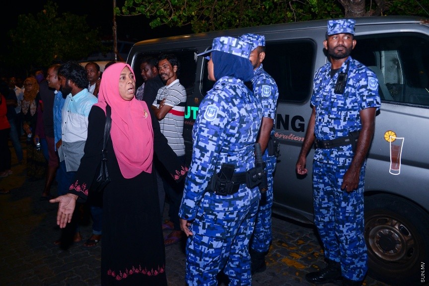 29 މާޗް 2017: ގާސިމް ފުލުހަށް ހާޒިރު ކުރުމުން، އެއްވި މީހުން ދުރަށް ޖެއްސުމަށް ފުލުހުން މަސައްކަތް ކުރަނީ-- ސަން ފޮޓޯ/ މުހައްމަދު އަފްރާހު