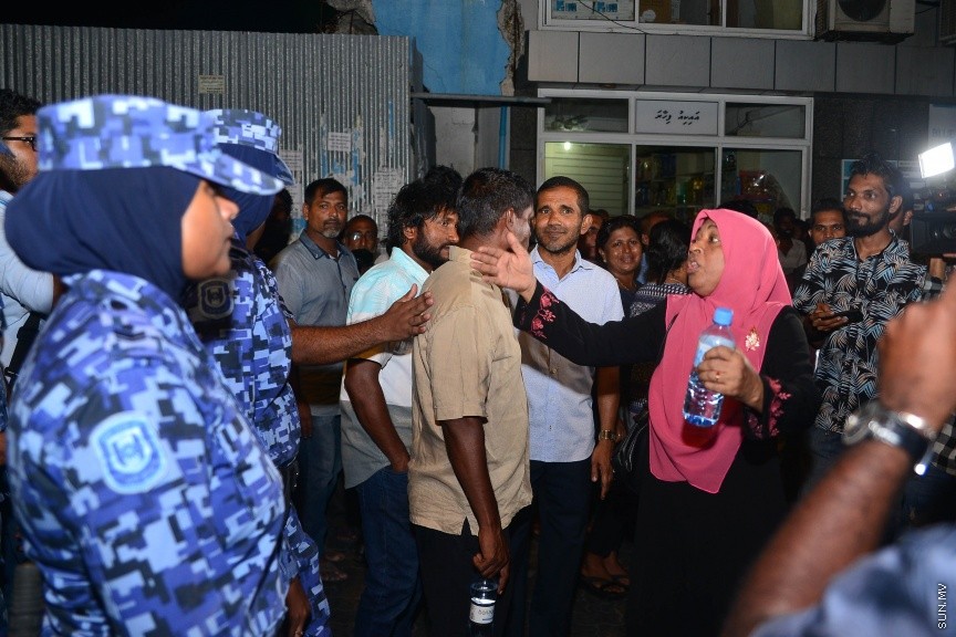 29 މާޗް 2017: ގާސިމް ފުލުހަށް ހާޒިރު ކުރުމުން، އެއްވި މީހުން ދުރަށް ޖެއްސުމަށް ފުލުހުން މަސައްކަތް ކުރަނީ-- ސަން ފޮޓޯ/ މުހައްމަދު އަފްރާހު