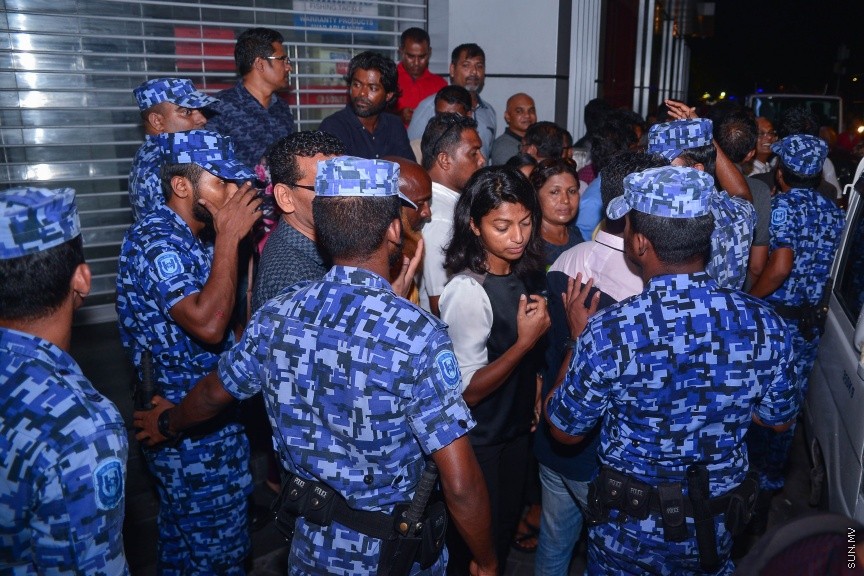 29 މާޗް 2017: ގާސިމް ފުލުހަށް ހާޒިރު ކުރުމުން، އެއްވި މީހުން ދުރަށް ޖެއްސުމަށް ފުލުހުން މަސައްކަތް ކުރަނީ-- ސަން ފޮޓޯ/ މުހައްމަދު އަފްރާހު