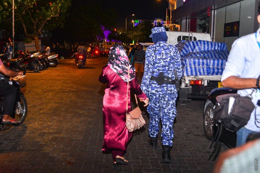 29 މާޗް 2017: ގާސިމް ފުލުހަށް ހާޒިރު ކުރުމުން، އެއްވި މީހުން ދުރަށް ޖެއްސުމަށް ފުލުހުން މަސައްކަތް ކުރަނީ-- ސަން ފޮޓޯ/ މުހައްމަދު އަފްރާހު