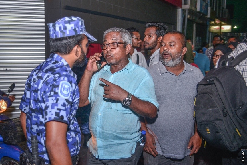29 މާޗް 2017: ގާސިމް ފުލުހަށް ހާޒިރު ކުރުމުން، އެއްވި މީހުން ދުރަށް ޖެއްސުމަށް ފުލުހުން މަސައްކަތް ކުރަނީ-- ސަން ފޮޓޯ/ މުހައްމަދު އަފްރާހު