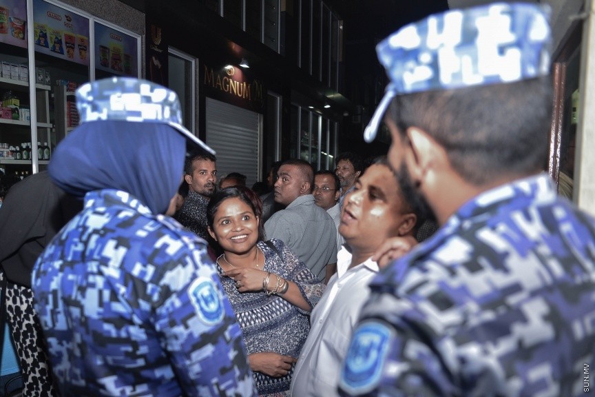 29 މާޗް 2017: ގާސިމް ފުލުހަށް ހާޒިރު ކުރުމުން، އެއްވި މީހުން ދުރަށް ޖެއްސުމަށް ފުލުހުން މަސައްކަތް ކުރަނީ-- ސަން ފޮޓޯ/ މުހައްމަދު އަފްރާހު