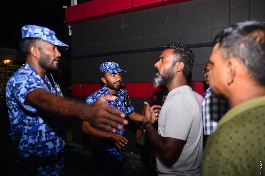 29 މާޗް 2017: ގާސިމް ފުލުހަށް ހާޒިރު ކުރުމުން، އެއްވި މީހުން ދުރަށް ޖެއްސުމަށް ފުލުހުން މަސައްކަތް ކުރަނީ-- ސަން ފޮޓޯ/ މުހައްމަދު އަފްރާހު