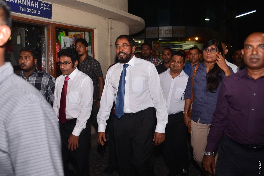 29 މާޗް 2017:ގާސިމް ފުލުސް އޮފީހަށް ހާޒިރުވެވަޑައިގަތުމަށްފަހު، އެމަނިކުފާނާއެކު އިދިކޮޅު ފަރާތްތައް ހިންގަވާފައި މ.ކުނޫޒަށް ވަޑައިގަންނަވަނީ ---ސަން ފޮޓޯ/ މުހައްމަދު އަފްރާހް
