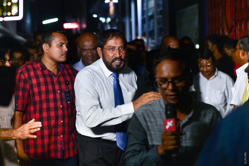 29 މާޗް 2017:ގާސިމް ފުލުސް އޮފީހަށް ހާޒިރުވެވަޑައިގަތުމަށްފަހު، އެމަނިކުފާނާއެކު އިދިކޮޅު ފަރާތްތައް ހިންގަވާފައި މ.ކުނޫޒަށް ވަޑައިގަންނަވަނީ ---ސަން ފޮޓޯ/ މުހައްމަދު އަފްރާހް