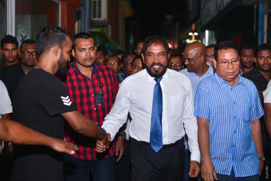 29 މާޗް 2017:ގާސިމް ފުލުސް އޮފީހަށް ހާޒިރުވެވަޑައިގަތުމަށްފަހު، އެމަނިކުފާނާއެކު އިދިކޮޅު ފަރާތްތައް ހިންގަވާފައި މ.ކުނޫޒަށް ވަޑައިގަންނަވަނީ ---ސަން ފޮޓޯ/ މުހައްމަދު އަފްރާހް