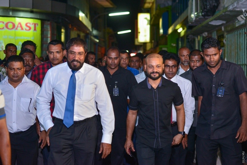 29 މާޗް 2017:ގާސިމް ފުލުސް އޮފީހަށް ހާޒިރުވެވަޑައިގަތުމަށްފަހު، އެމަނިކުފާނާއެކު އިދިކޮޅު ފަރާތްތައް ހިންގަވާފައި މ.ކުނޫޒަށް ވަޑައިގަންނަވަނީ ---ސަން ފޮޓޯ/ މުހައްމަދު އަފްރާހް