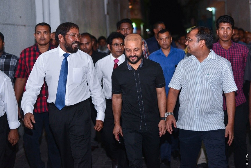 29 މާޗް 2017:ގާސިމް ފުލުސް އޮފީހަށް ހާޒިރުވެވަޑައިގަތުމަށްފަހު، އެމަނިކުފާނާއެކު އިދިކޮޅު ފަރާތްތައް ހިންގަވާފައި މ.ކުނޫޒަށް ވަޑައިގަންނަވަނީ ---ސަން ފޮޓޯ/ މުހައްމަދު އަފްރާހް