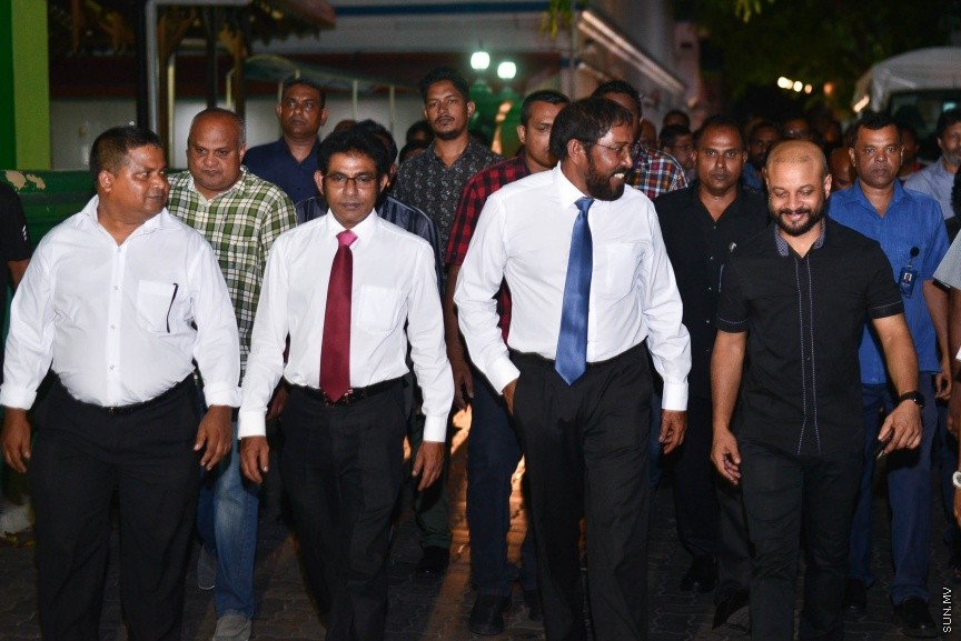 29 މާޗް 2017:ގާސިމް ފުލުސް އޮފީހަށް ހާޒިރުވެވަޑައިގަތުމަށްފަހު، އެމަނިކުފާނާއެކު އިދިކޮޅު ފަރާތްތައް ހިންގަވާފައި މ.ކުނޫޒަށް ވަޑައިގަންނަވަނީ ---ސަން ފޮޓޯ/ މުހައްމަދު އަފްރާހް