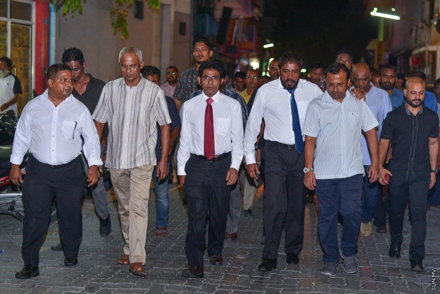 29 މާޗް 2017:ގާސިމް ފުލުސް އޮފީހަށް ހާޒިރުވެވަޑައިގަތުމަށްފަހު، އެމަނިކުފާނާއެކު އިދިކޮޅު ފަރާތްތައް ހިންގަވާފައި މ.ކުނޫޒަށް ވަޑައިގަންނަވަނީ ---ސަން ފޮޓޯ/ މުހައްމަދު އަފްރާހް