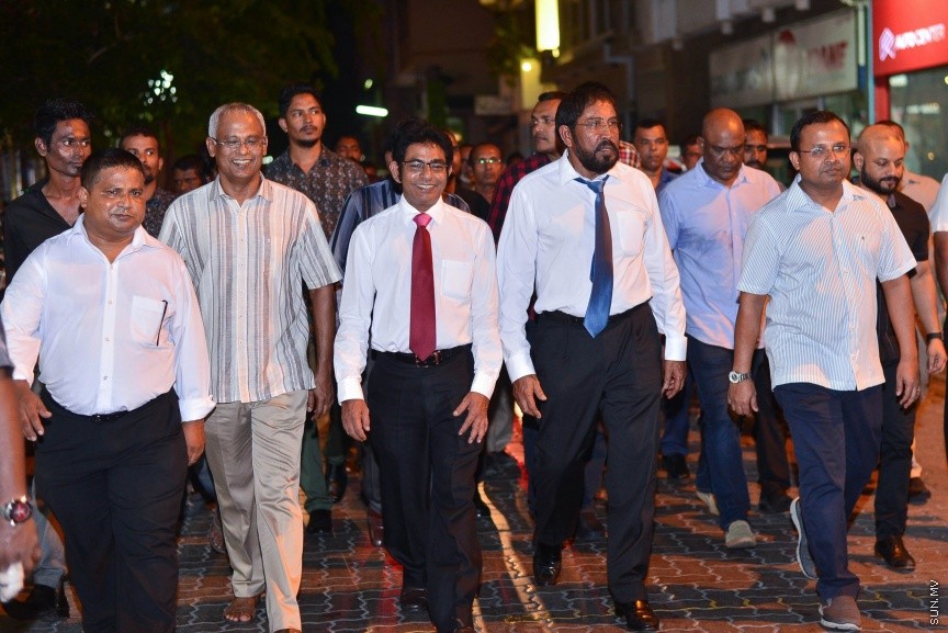 29 މާޗް 2017:ގާސިމް ފުލުސް އޮފީހަށް ހާޒިރުވެވަޑައިގަތުމަށްފަހު، އެމަނިކުފާނާއެކު އިދިކޮޅު ފަރާތްތައް ހިންގަވާފައި މ.ކުނޫޒަށް ވަޑައިގަންނަވަނީ ---ސަން ފޮޓޯ/ މުހައްމަދު އަފްރާހް