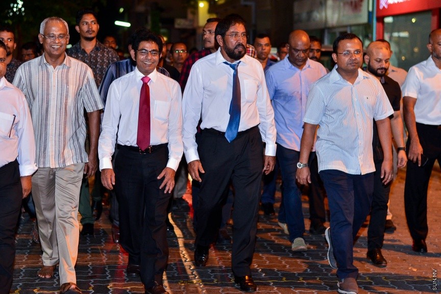29 މާޗް 2017:ގާސިމް ފުލުސް އޮފީހަށް ހާޒިރުވެވަޑައިގަތުމަށްފަހު، އެމަނިކުފާނާއެކު އިދިކޮޅު ފަރާތްތައް ހިންގަވާފައި މ.ކުނޫޒަށް ވަޑައިގަންނަވަނީ ---ސަން ފޮޓޯ/ މުހައްމަދު އަފްރާހް