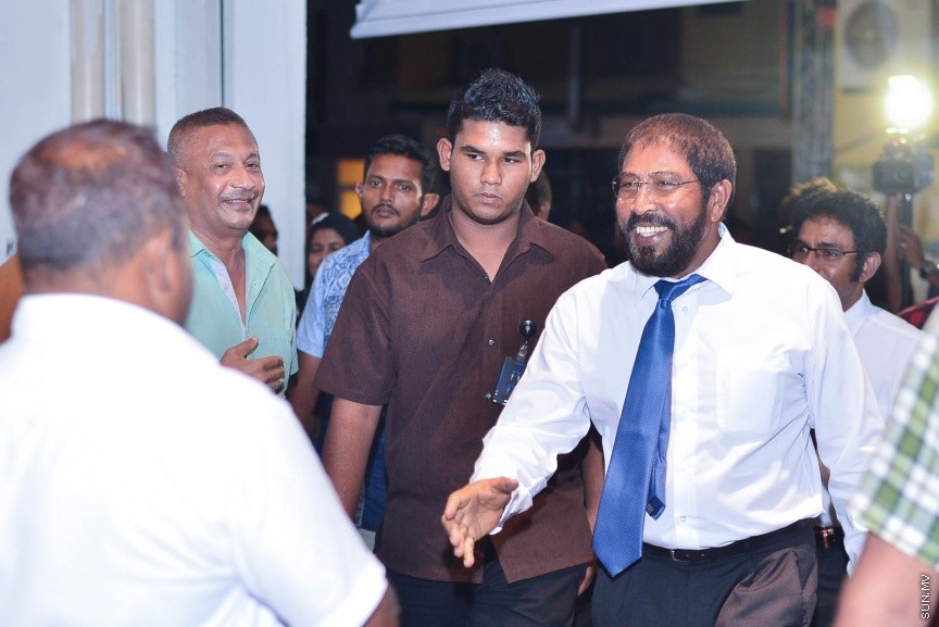 29 މާޗް 2017:ގާސިމް ފުލުސް އޮފީހަށް ހާޒިރުވެވަޑައިގަތުމަށްފަހު، އެމަނިކުފާނާއެކު އިދިކޮޅު ފަރާތްތައް ހިންގަވާފައި މ.ކުނޫޒަށް ވަޑައިގަންނަވަނީ ---ސަން ފޮޓޯ/ މުހައްމަދު އަފްރާހް