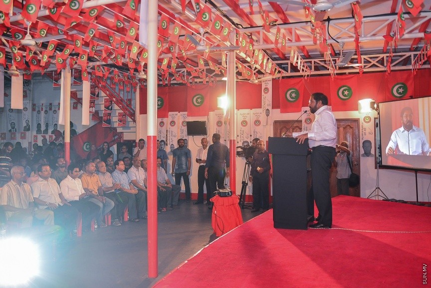29 މާޗް 2017: ޖުމްހޫރީ ޕާޓީގެ ލީޑަރު ގާސިމް އިބްރާހީމް ފުލުސް އޮފީހަށް ހާޒިރުކުރުން: ފުލުހުންގެ އިދާރާއިން ނިކުމެވަޑައިގަތުމަށް ފަހު ގާސިމް އާއި އިދިކޮޅު ފަރާތްތައް ޖުމްހޫރީޕާޓީގެ މައި ޖަގަހަ މ.ކުނޫޒް ގައި---ސަން ފޮޓޯ/ މުހައްމަދު އަފްރާހް