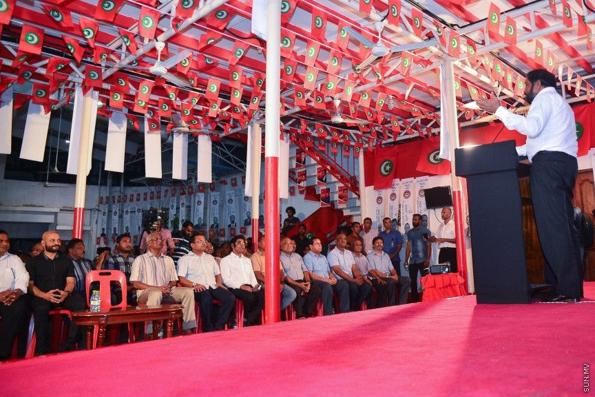 29 މާޗް 2017: ޖުމްހޫރީ ޕާޓީގެ ލީޑަރު ގާސިމް އިބްރާހީމް ފުލުސް އޮފީހަށް ހާޒިރުކުރުން: ފުލުހުންގެ އިދާރާއިން ނިކުމެވަޑައިގަތުމަށް ފަހު ގާސިމް އާއި އިދިކޮޅު ފަރާތްތައް ޖުމްހޫރީޕާޓީގެ މައި ޖަގަހަ މ.ކުނޫޒް ގައި---ސަން ފޮޓޯ/ މުހައްމަދު އަފްރާހް