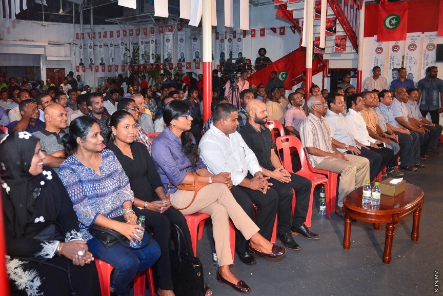 29 މާޗް 2017: ޖުމްހޫރީ ޕާޓީގެ ލީޑަރު ގާސިމް އިބްރާހީމް ފުލުސް އޮފީހަށް ހާޒިރުކުރުން: ފުލުހުންގެ އިދާރާއިން ނިކުމެވަޑައިގަތުމަށް ފަހު ގާސިމް އާއި އިދިކޮޅު ފަރާތްތައް ޖުމްހޫރީޕާޓީގެ މައި ޖަގަހަ މ.ކުނޫޒް ގައި---ސަން ފޮޓޯ/ މުހައްމަދު އަފްރާހް