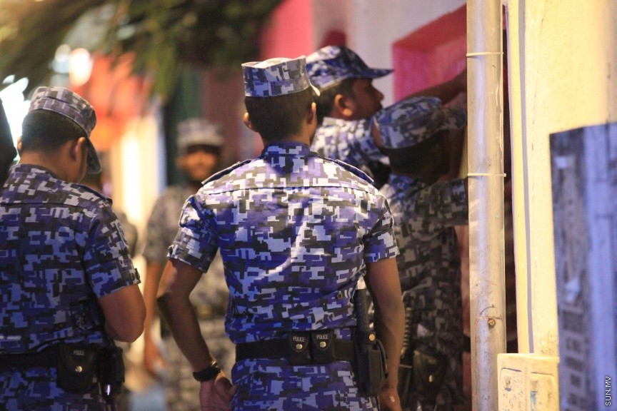 މާޗް 31، 2017: ޕީޕީއެމްގެ ރައީސްގެ އޮފީހުގެ ދިދަ އާއި ނަންބޯޑު ކޯޓު އަމުރެއްގެ ދަށުން ފުލުހުން ގެންދިއުން -- ސަން ފޮޓޯ/ ފަޔާޒު މޫސާ