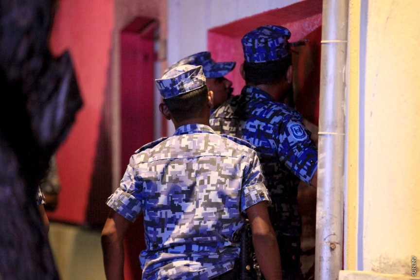 މާޗް 31، 2017: ޕީޕީއެމްގެ ރައީސްގެ އޮފީހުގެ ދިދަ އާއި ނަންބޯޑު ކޯޓު އަމުރެއްގެ ދަށުން ފުލުހުން ގެންދިއުން -- ސަން ފޮޓޯ/ ފަޔާޒު މޫސާ