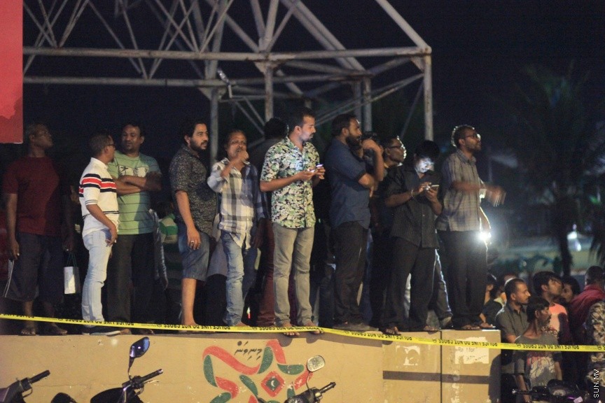 މާޗް 31، 2017: ޕީޕީއެމްގެ ރައީސްގެ އޮފީހުގެ ދިދަ އާއި ނަންބޯޑު ކޯޓު އަމުރެއްގެ ދަށުން ފުލުހުން ގެންދިއުން -- ސަން ފޮޓޯ/ ފަޔާޒު މޫސާ