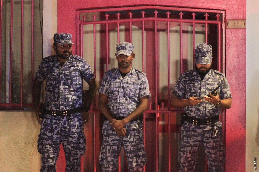 މާޗް 31، 2017: ޕީޕީއެމްގެ ރައީސްގެ އޮފީހުގެ ދިދަ އާއި ނަންބޯޑު ކޯޓު އަމުރެއްގެ ދަށުން ފުލުހުން ގެންދިއުން -- ސަން ފޮޓޯ/ ފަޔާޒު މޫސާ