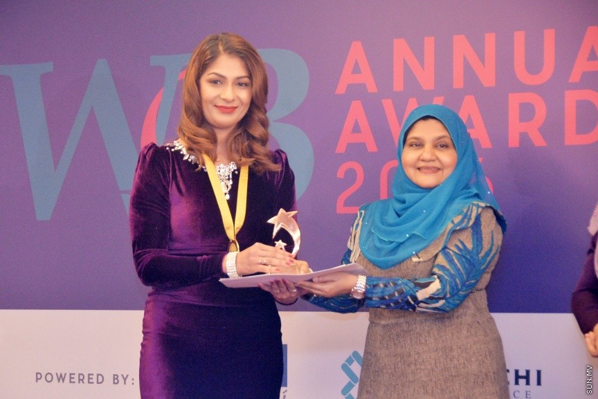 އޭޕްރީލް 3، 2017: ވިމެން އޮން ބޯޑްސްގެ އެނުއަލް އެވޯޑް ހާސިލް ކުރި ކަންބަލުންނަށް އެވޯޑް ހަވާލުކުރުމަށް ބޭއްވި ހަފްލާގެ ތެރެއިން -- ސަން ފޮޓޯ/ ފަޔާޒު މޫސާ
