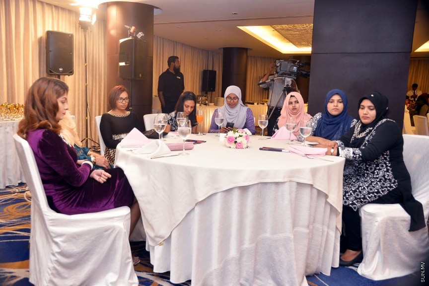 އޭޕްރީލް 3، 2017: ވިމެން އޮން ބޯޑްސްގެ އެނުއަލް އެވޯޑް ހާސިލް ކުރި ކަންބަލުންނަށް އެވޯޑް ހަވާލުކުރުމަށް ބޭއްވި ހަފްލާގެ ތެރެއިން -- ސަން ފޮޓޯ/ ފަޔާޒު މޫސާ