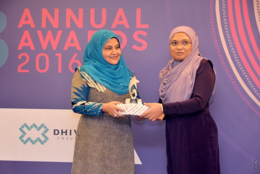 އޭޕްރީލް 3، 2017: ވިމެން އޮން ބޯޑްސްގެ އެނުއަލް އެވޯޑް ހާސިލް ކުރި ކަންބަލުންނަށް އެވޯޑް ހަވާލުކުރުމަށް ބޭއްވި ހަފްލާގެ ތެރެއިން -- ސަން ފޮޓޯ/ ފަޔާޒު މޫސާ