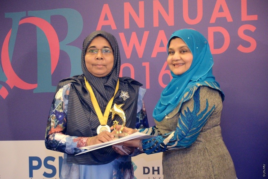 އޭޕްރީލް 3، 2017: ވިމެން އޮން ބޯޑްސްގެ އެނުއަލް އެވޯޑް ހާސިލް ކުރި ކަންބަލުންނަށް އެވޯޑް ހަވާލުކުރުމަށް ބޭއްވި ހަފްލާގެ ތެރެއިން -- ސަން ފޮޓޯ/ ފަޔާޒު މޫސާ
