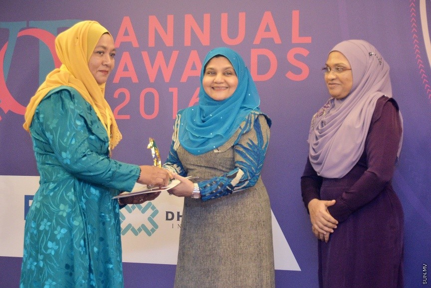 އޭޕްރީލް 3، 2017: ވިމެން އޮން ބޯޑްސްގެ އެނުއަލް އެވޯޑް ހާސިލް ކުރި ކަންބަލުންނަށް އެވޯޑް ހަވާލުކުރުމަށް ބޭއްވި ހަފްލާގެ ތެރެއިން -- ސަން ފޮޓޯ/ ފަޔާޒު މޫސާ