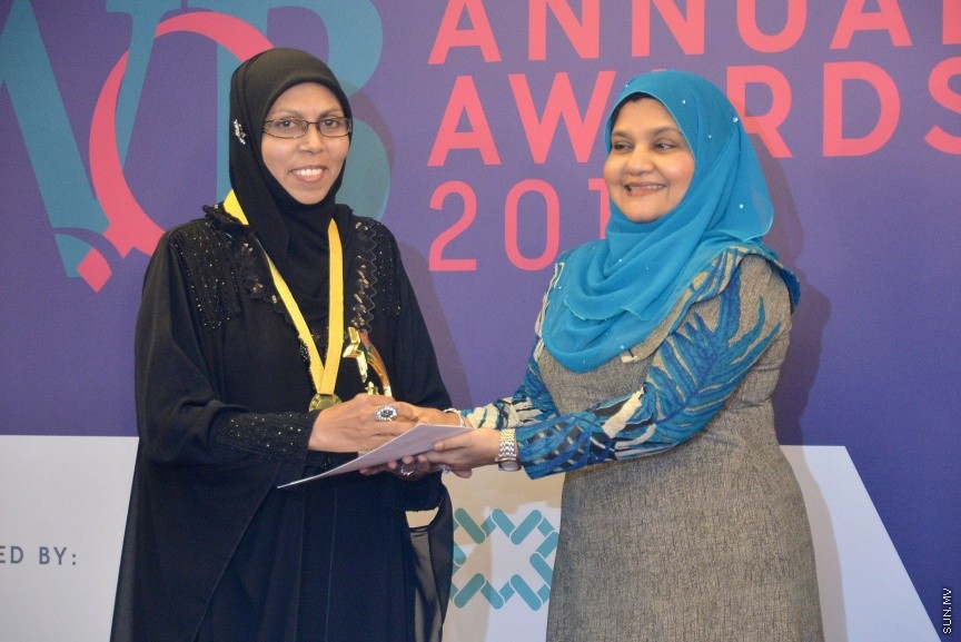 އޭޕްރީލް 3، 2017: ވިމެން އޮން ބޯޑްސްގެ އެނުއަލް އެވޯޑް ހާސިލް ކުރި ކަންބަލުންނަށް އެވޯޑް ހަވާލުކުރުމަށް ބޭއްވި ހަފްލާގެ ތެރެއިން -- ސަން ފޮޓޯ/ ފަޔާޒު މޫސާ